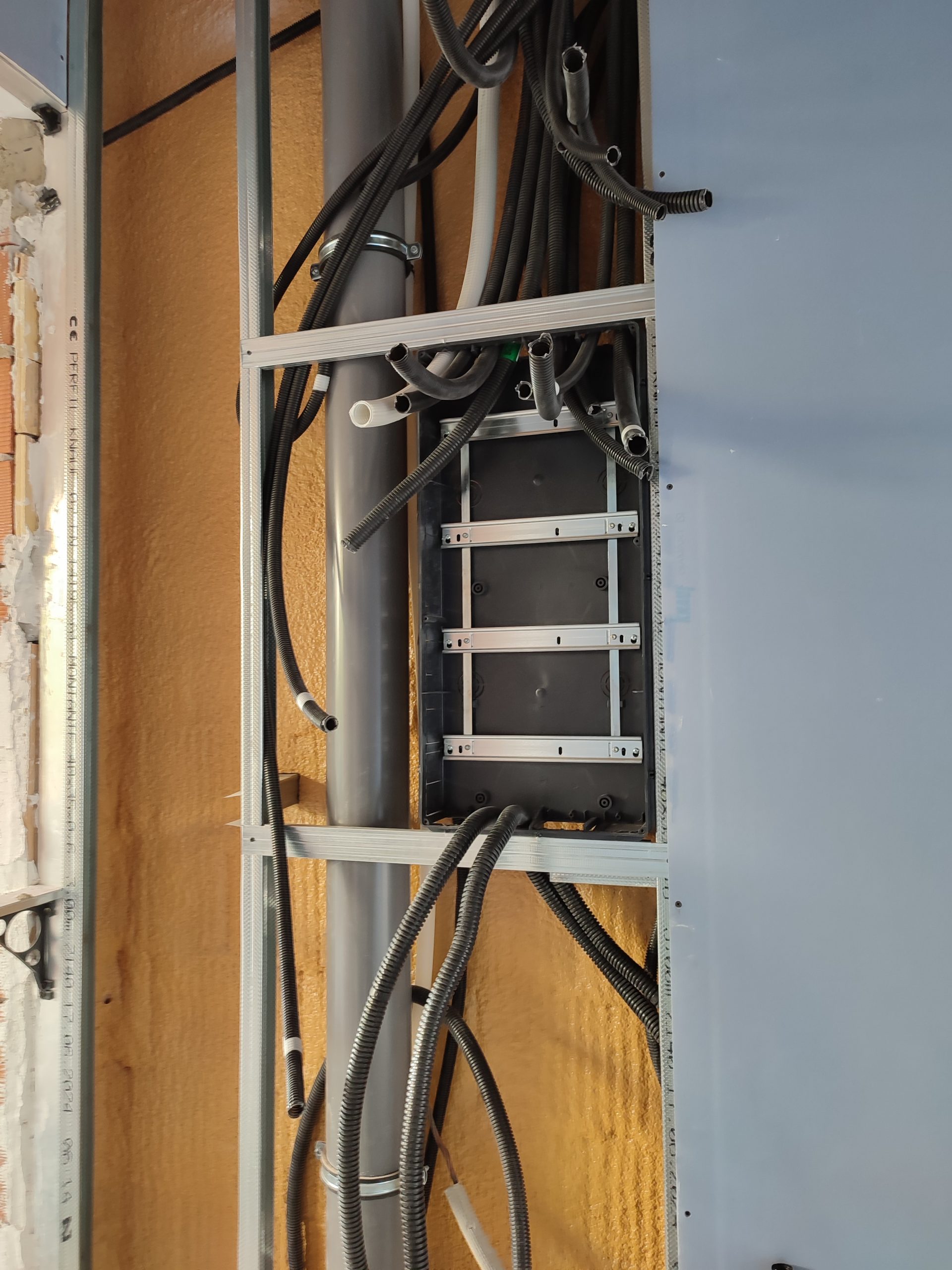 Electricista Valencia - Instalación acometidas y Cuadros generales de protección.